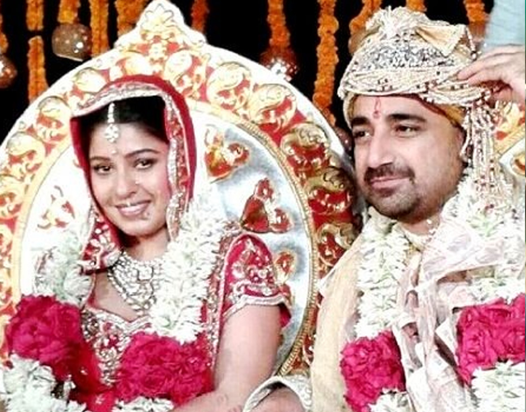 পরবর্তী সময়ে সুনিধি সম্পর্কে জড়িয়ে পড়েন সুরকার হিতেশ সোনিকের সঙ্গে। দু’জনের পরিচয় অনেকদিনের। সেই ‘মেরি আওয়ার শুনো’-র পর থেকেই। কিন্তু বন্ধুত্বের সীমা পেরিয়ে প্রেমের সূত্রপাত সুনিধির বিয়ে ভাঙার পরেই। দু’বছরের প্রেম পর্বের পরে তাঁরা বিয়ে করেন ২০১২ সালের ২৪ এপ্রিল।