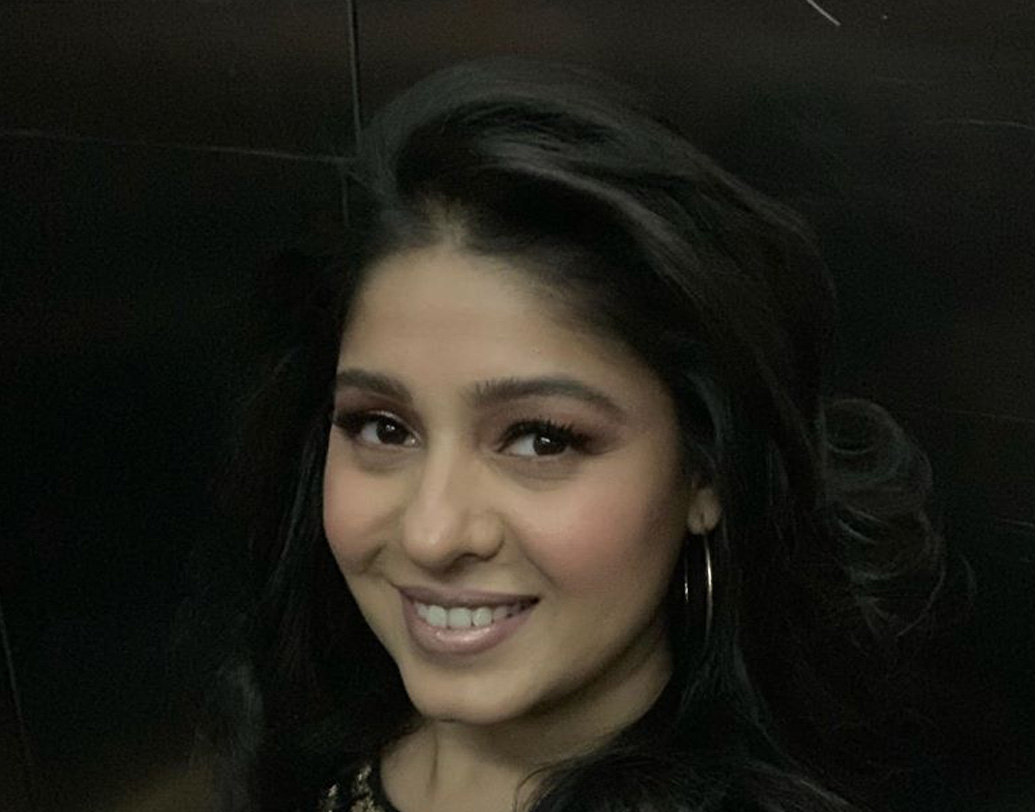 ব্যস্ত সূচি থেকে সময় বের করে সুনিধি যুক্ত থাকেন বিভিন্ন সমাজসেবামূলক কাজে। পিছিয়ে পড়া শিশুদের জন্য প্রায়ই চ্যারিটি শো করে থাকেন। পাশাপাশি কোথাও প্রাকৃতিক বিপর্যয় হলে দুর্গতদের সাহায্য করার জন্য সুনিধি সবসময়েই অগ্রণী মুখ।