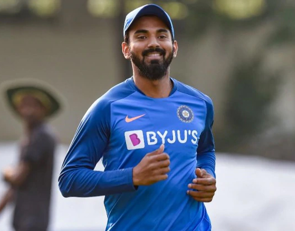 লোকেশ রাহুল: টেস্ট দল থেকে বাদ পড়েছেন। তবে ছোট ফর্ম্যাটের ক্রিকেটে তাঁর পারফরম্যান্স খারাপ নয়। নাগপুরে বাংলাদেশের বিরুদ্ধে নির্ণায়ক টি-টোয়েন্টিতে ৫২ রানের ঝলমলে ইনিংস খেলেছিলেন তিনি। ওয়ানডে সিরিজে সেই আত্মবিশ্বাস সঙ্গী হবে তাঁর। ২৩ ওয়ানডেতে ৩৯.১১ গড়ে ৭০৪ রান করেছেন তিনি।