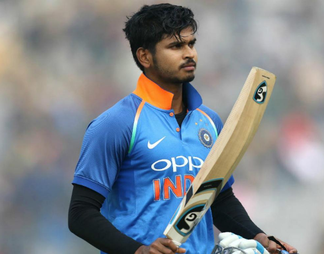 শ্রেয়স আইয়ার: ইংল্যান্ডে হওয়া ৫০ ওভারের বিশ্বকাপের আগে থেকেই চার নম্বরের খোঁজে ছিল ভারত। সেই টালবাহানা ভুগিয়েছিল বিশ্বকাপে। এই মুহূর্তে অবশ্য সেই দুশ্চিন্তা অনেকটাই কম। কারণ, শ্রেয়স আইয়ার ভরসা দিয়েছেন দারুণ ভাবে। দেখিয়েছেন, চার নম্বরে নেমে দলকে টানার ক্ষমতা তাঁর রয়েছে।