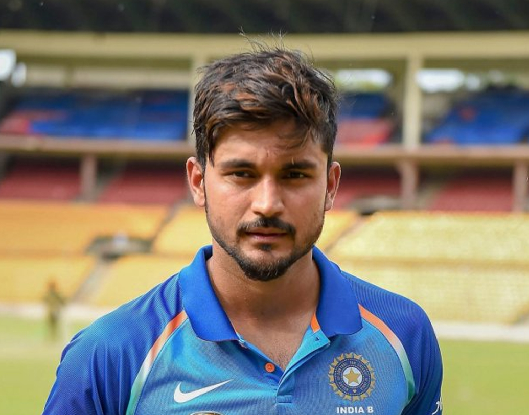 মণীশ পাণ্ডে: বেশ কিছুদিন ধরেই জাতীয় দলের সঙ্গে রয়েছেন। কিন্তু ৩০ বছর বয়সী নিজের জায়গা পাকা করতে পারেননি। তবে কিছুদিন আগেই ঘরোয়া টি-টোয়েন্টি ক্রিকেটে অপরাজিত ১২৯ করেছেন তিনি। সেই আত্মবিশ্বাস ওয়ানডে সিরিজে তাঁর সঙ্গী হবে বলে মনে করা হচ্ছে। ২৩ ওয়ানডে ম্যাচে ৩৬.৬৬ গড়ে ৪৪০ রান করেছেন মণীশ।