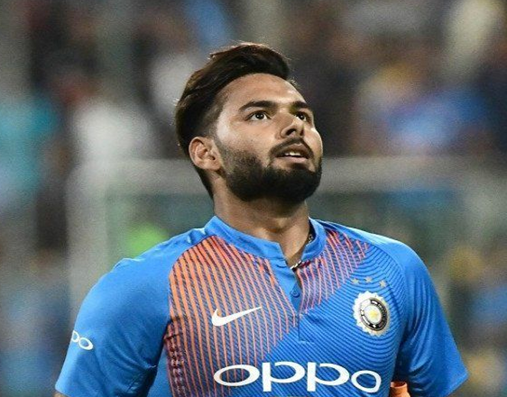 ঋষভ পন্থ: আরও একবার সুযোগ পেলেন দিল্লির উইকেটকিপার। মহেন্দ্র সিংহ ধোনির উত্তরসূরি হিসেবে একসময় চিহ্নিত হচ্ছিলেন তিনি। কিন্তু ধারাবাহিকতার অভাব, উইকেট ছুড়ে দিয়ে আসার প্রবণতা, উইকেটকিপিংয়েও দুর্বলতা প্রভৃতি কারণে দলের আস্থা ক্রমশ কমছে তাঁর উপরে। তবু আরও একবার সুযোগ পেলেন তিনি।