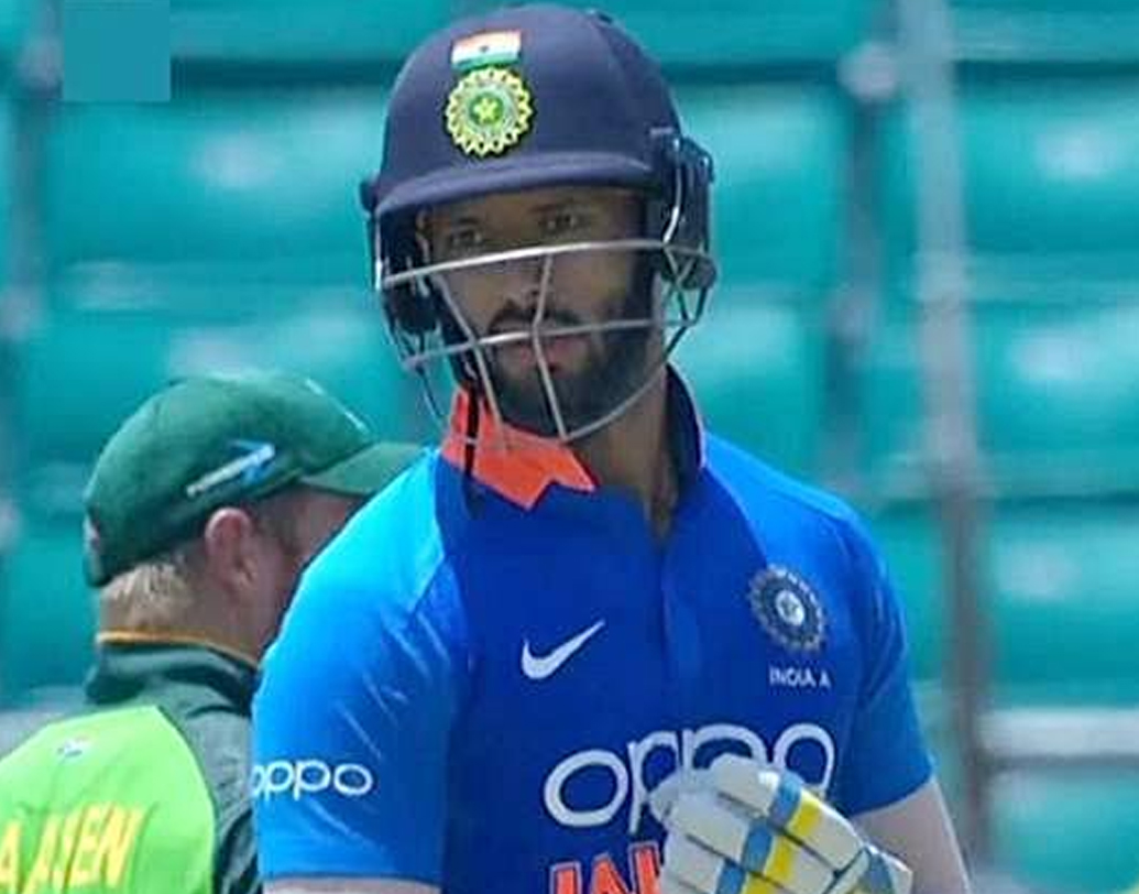 শিবম দুবে: হার্দিক নেই। ফলে সুযোগ পেলেন মুম্বইয়ের আক্রমণাত্মক অলরাউন্ডার শিবম। এর আগে টি-টোয়েন্টি ফরম্যাটে অভিষেক ঘটেছে তাঁর। তবে ব্যাট হাতে নিজেকে চেনাতে পারেননি। বরং বাংলাদেশের বিরুদ্ধে শেষ টি-টোয়েন্টিতে বল হাতে তিন উইকেট নিয়েছিলেন তিনি।