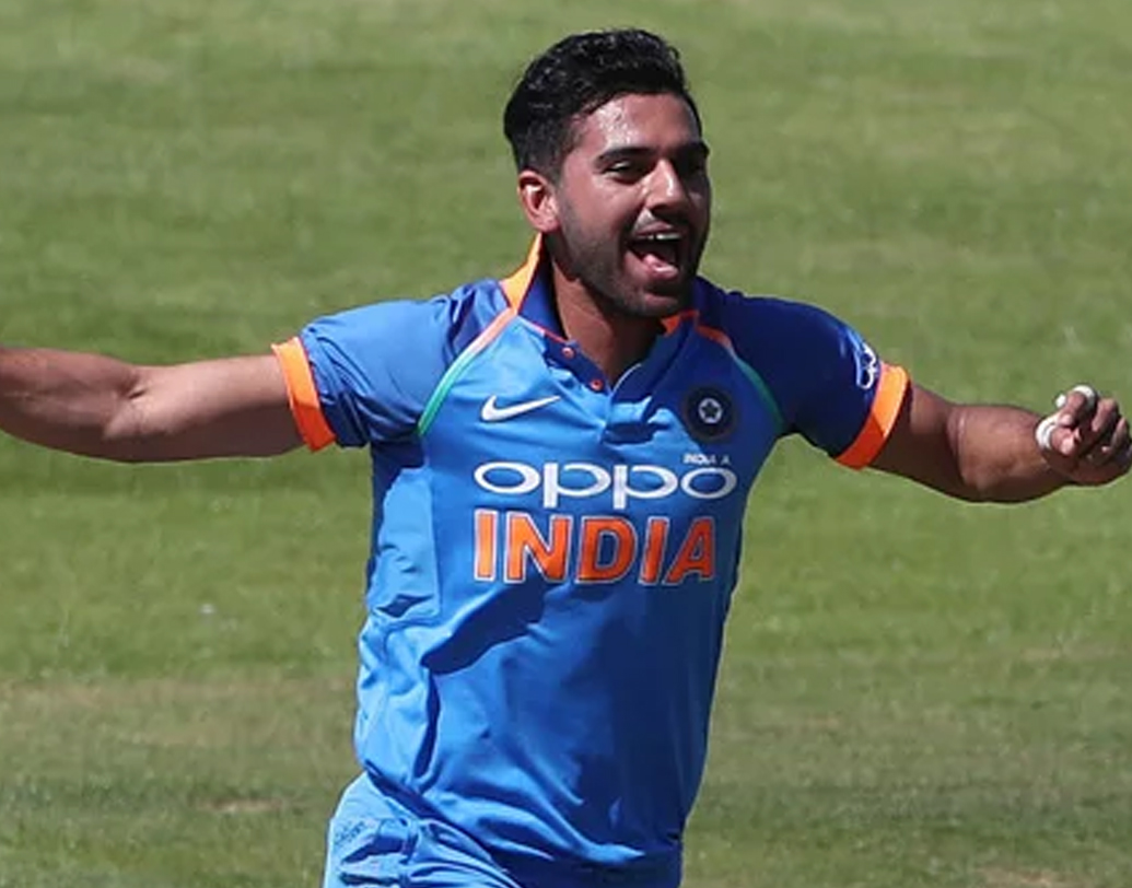 দীপক চাহার: বাংলাদেশের বিরুদ্ধে শেষ টি-টোয়েন্টিতে সাত রানে ছয় উইকেট নিয়েছিলেন। করেছিলেন হ্যাটট্রিক। তার পর ঘরোয়া ক্রিকেটেও সেই ছন্দে বল করেছেন। হাতে দুর্দান্ত সুইং রয়েছে দীপকের। আর সেটাই তাঁকে বিপজ্জনক করে তুলেছে ব্যাটসম্যানদের কাছে।