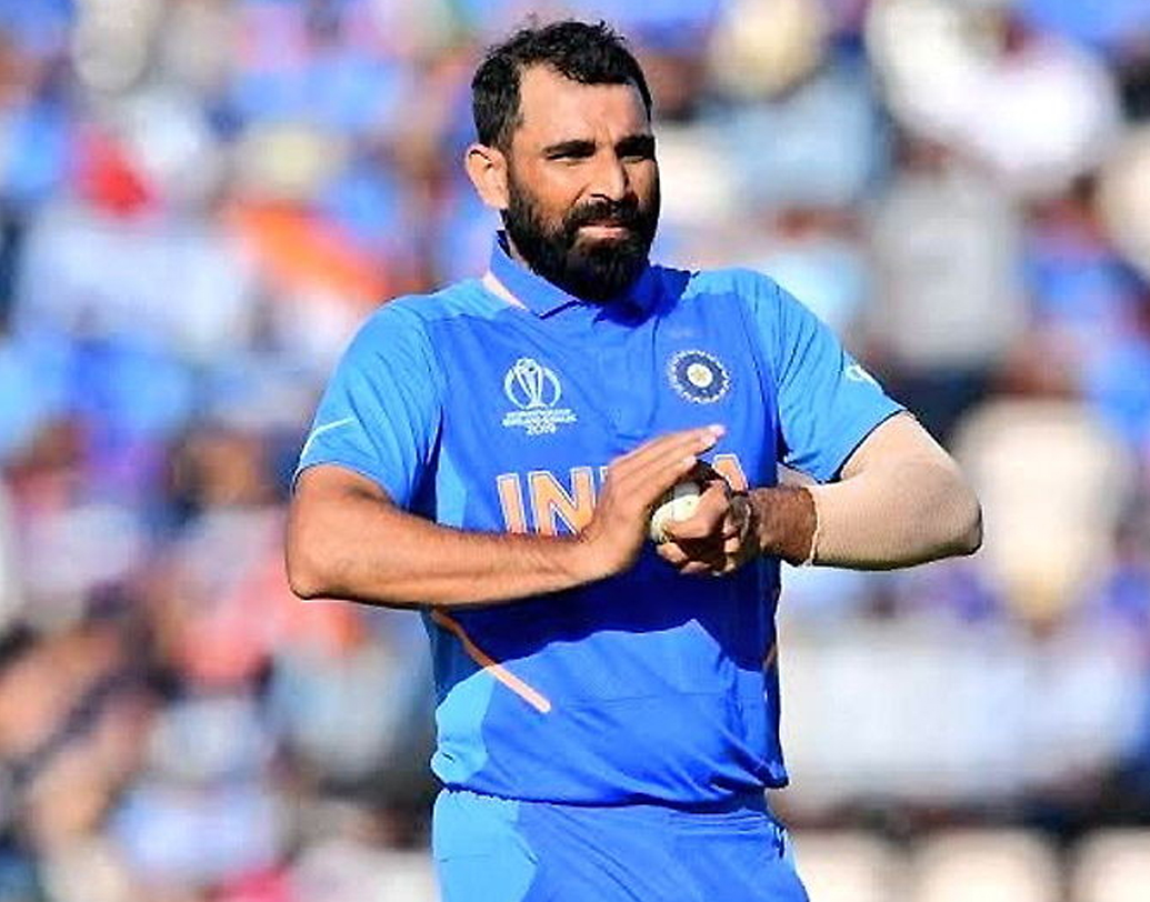 মহম্মদ শামি: স্বপ্নের ছন্দে রয়েছেন। টেস্টে হয়ে উঠেছেন বিধ্বংসী। এই ছন্দে তাঁকে ৫০ ওভারের ক্রিকেটেও দেখতে চাইছে ভারতীয় দল। বুমরা, ভুবিরা না থাকায় তিনিই এক নম্বর স্ট্রাইক বোলার। সম্ভবত তাঁকে তিন স্পেলে ব্যবহার করবেন অধিনায়ক কোহালি।