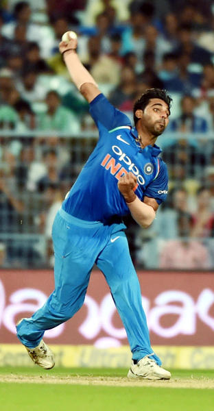 ভুবনেশ্বর কুমার: চোট সারিয়ে দলে ফিরলেন ভুবনেশ্বর কুমার। ভুবি দলে ফেরা মানেই ভারতের বোলিং শক্তি বেড়ে যাওয়া। ক্যারিবিয়ানরা ভুবনেশ্বর কুমারকে কীভাবে সামলান সেটাই দেখার।