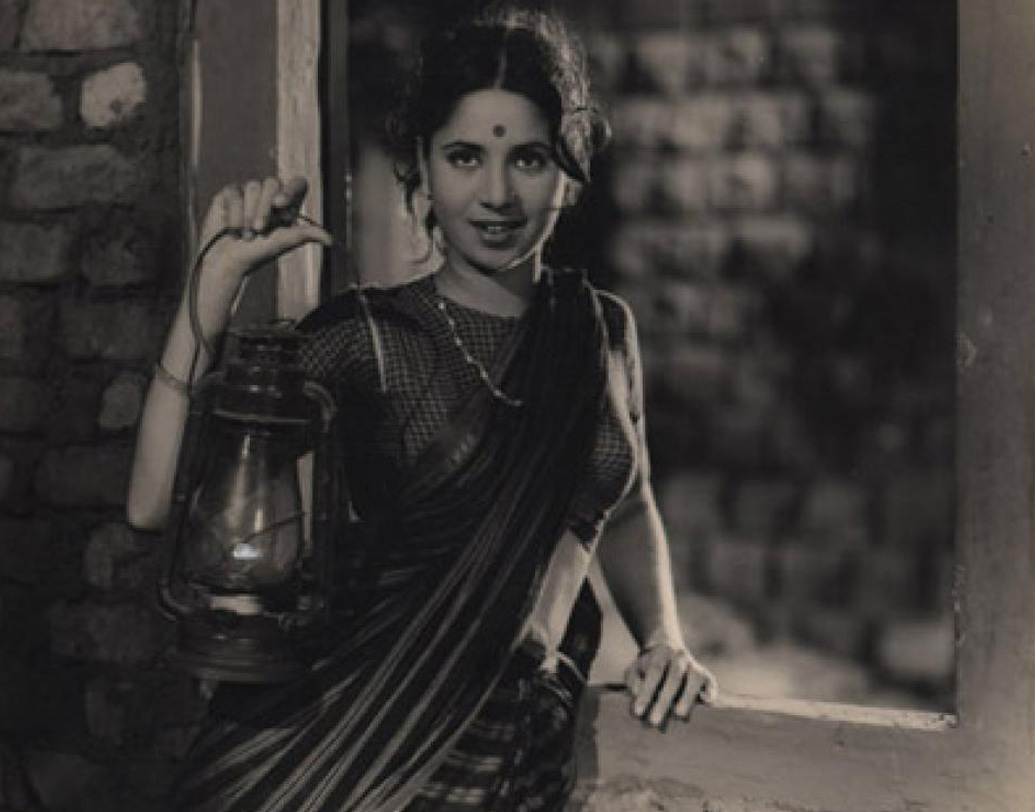 ১৯৩০ সালে গীতার জন্ম অমৃতসরে। তাঁর নাম ছিল গুরকীর্তন কউর (কোনও সূত্র অনুযায়ী হরকীর্তন কউর)। গীতার বাবা কর্তার সিংহ ছিলেন প্রখ্যাত পণ্ডিত এবং দার্শনিক। তাঁর কথা শোনার জন্য বাড়িতে ভিড় লেগেই থাকত।