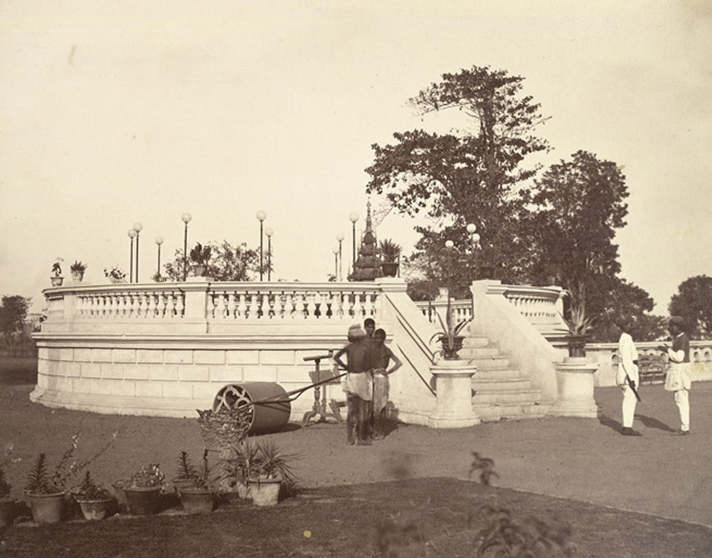 ব্রিটিশ কলকাতায় ইডেনকে বলা হত ‘প্রমেনাদ’। অর্থাৎ যেখানে সবাই অলস ছন্দে হেঁটে বেড়ায়। আজ থেকে ১৭৯ বছর আগে ব্রিটিশ সাহেব ও কলকাতার বাবুদের বৈকালিক ভ্রমণের সময় কাছেই বাজত ব্যান্ড। দায়িত্বে, ফোর্ট উইলিয়ামে বসবাসকারী রেজিমেন্ট। সেই বাদ্য থেমে গিয়েছে কবেই,রয়ে গিয়েছে ‘ব্যান্ডস্ট্যান্ড’।চাঁদপাল ঘাট থেকে নতুন ফোর্ট উইলিয়াম অবধি পথ তৈরি হয়েছিল ক্যালকাটা লটারি কমিটির উদ্যোগে। পামগাছের সেই ছায়াবীথির নাম ছিল ‘রেসপনডেশিয়া ওয়াক’।