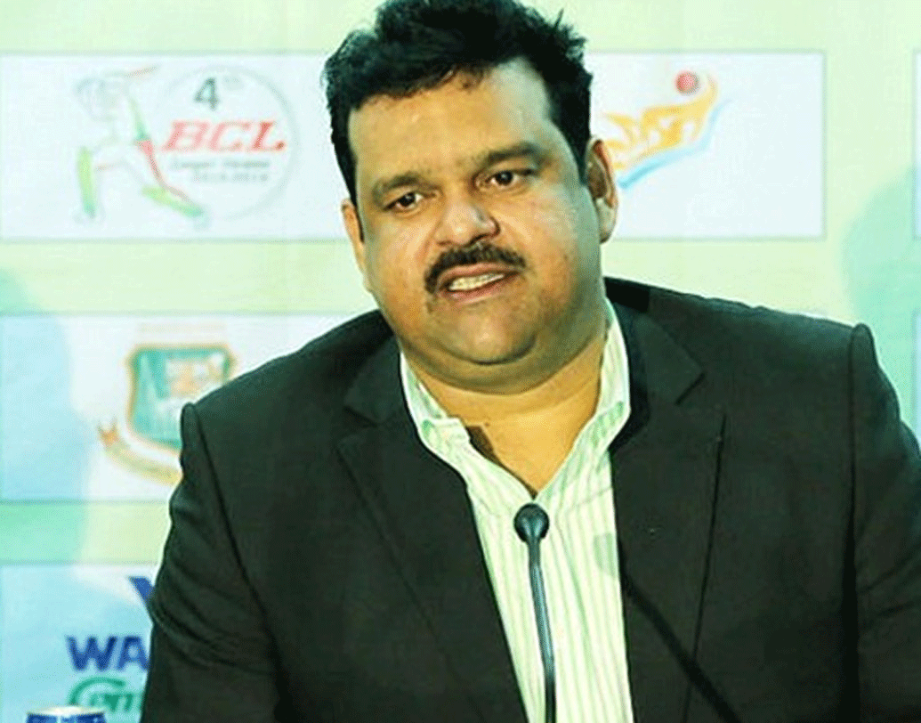 মহম্মদ আকরাম হুসেইন খান: ১৯৮৮ থেকে ২০০৩ তাঁর ক্রিকেট কেরিয়ারে তিনি মোট আটটি টেস্ট এবং ৪৪টি ওয়ানডে খেলেছেন। ২০০৩ সালে তিনি টেস্ট এবং ওয়ানডে থেকে অবসর নেন। বাংলাদেশ ক্রিকেট দলের অধিনায়কও ছিলেন। বর্তমানে তিনিও বিসিবির নির্বাচকদের দলে রয়েছেন।