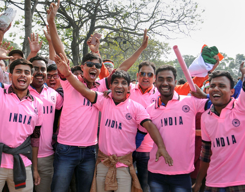 ইডেন তো বটেই। তার সঙ্গে পাল্লা দিয়ে গোলাপি রঙে সেজে উঠেছে ময়দান চত্বরও। শহরের প্রাণকেন্দ্র ধর্মতলা ঢাকা পড়েছে গোলাপি আভায়।