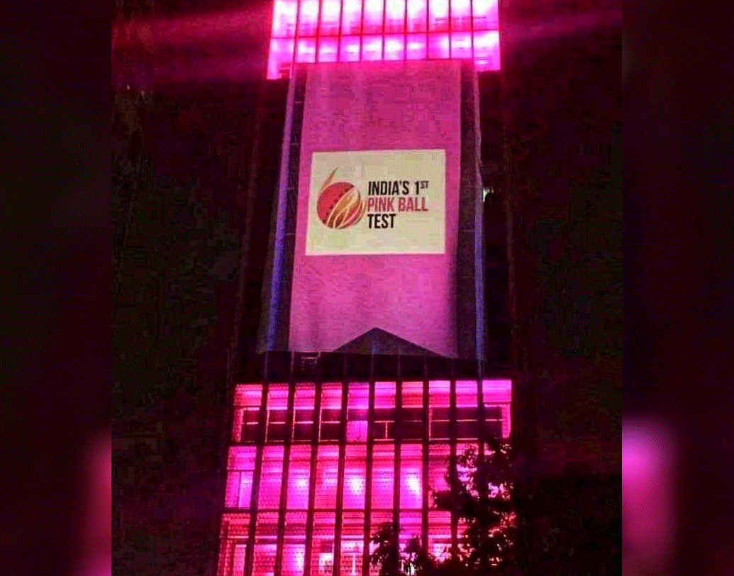 শহরের সব চেয়ে উঁচু তিনটি বহুতলের রং বদলে গিয়েছে গোলাপিতে। শহিদ মিনারের শরীর থেকেও যেন গড়িয়ে পড়ছে গোলাপি রং। শহরের এই নতুন রূপ ক্যামেরাবন্দি করতে ম্যাচের আগের দিন বিকেল থেকেই বহু মানুষ এসে জড়ো হতে শুরু করেছেন শহরে। নিজস্বী তুলে সোশ্যাল মিডিয়ায় শেয়ারও করছেন অনেকে।