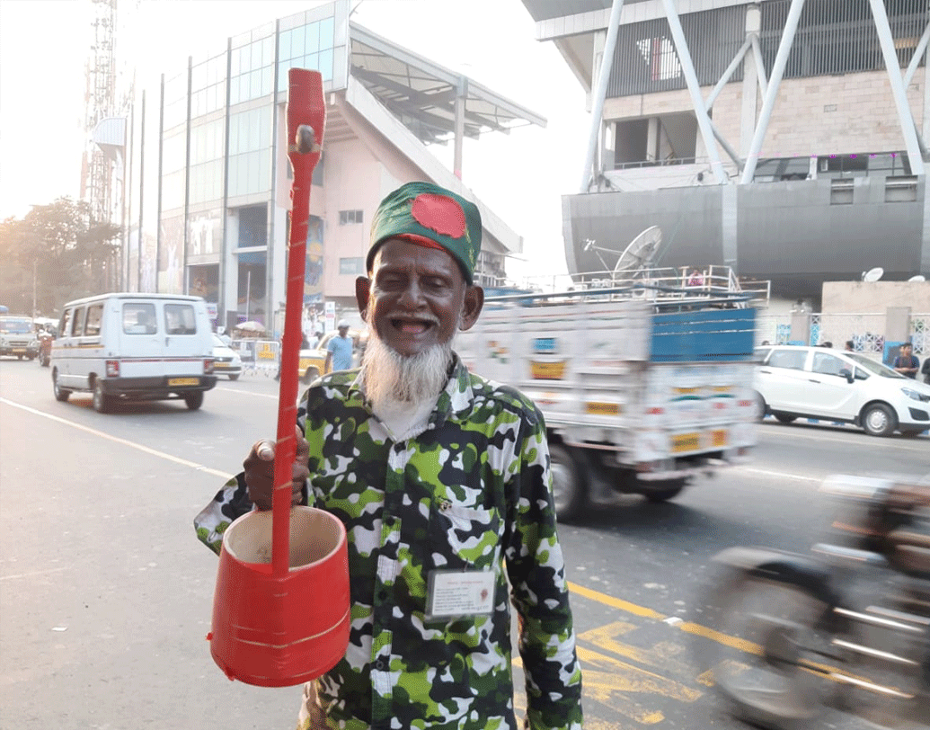 বাংলাদেশ থেকে কয়েক হাজার ক্রিকেটপ্রেমী হাজির হয়েছেন কলকাতায়। টেস্ট নিয়ে উন্মাদনা এতটাই যে, শহরে বাংলাদেশের থাকার আস্তানা বলে পরিচিত সদর স্ট্রিট, মার্কো স্ট্রিট, রফি আহমেদ কিদোয়াই রোডের পঁচিশটি হোটেল ও গেস্ট হাউসে কোথাও কোনও ঘর খালি নেই। ঐতিহাসিক টেস্টের সাক্ষী থাকতে বাংলাদেশ থেকে এসেছেন মুক্তিযুদ্ধের সৈনিক মহম্মদ নুরবক্স।