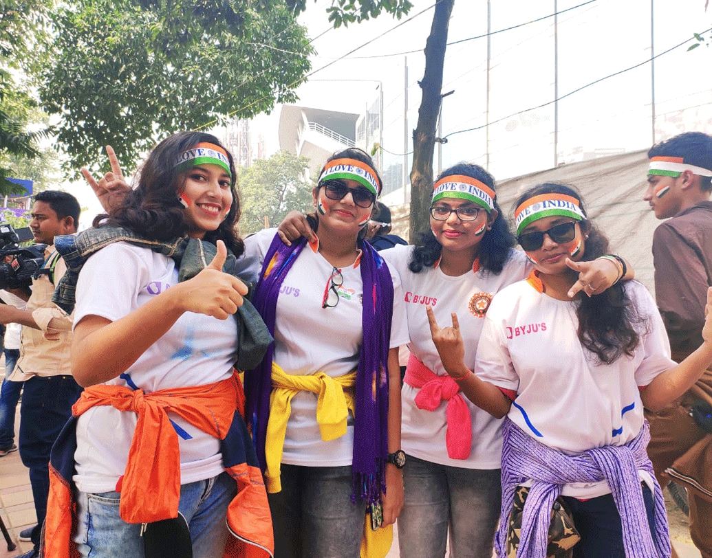 এ দিন ইডেনে উপস্থিত রয়েছেন রাজ্যের মুখ্যমন্ত্রী মমতা বন্দ্যোপাধ্যায়ও। উপস্থিত থাকার কথা ছিল স্বরাষ্ট্রমন্ত্রী অমিত শাহের। তবে তিনি আসতে পারবেন না বলে ইতিমধ্যেই সিএবি-কে জানিয়ে দিয়েছেন।