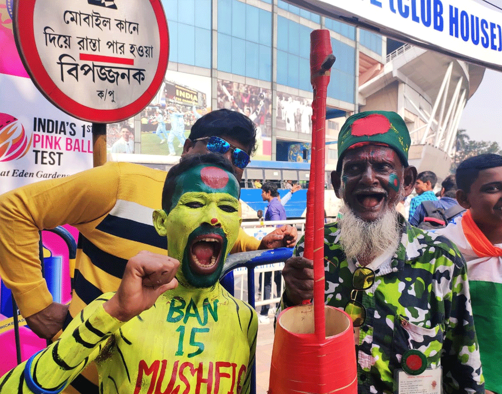 সকাল থেকেই ইডেনের বাইরে ভিড় জমাতে শুরু করেছেন বাংলাদেশ ও ভারতের সমর্থকরা। কারও মাথায় পতাকা বাঁধা। কেউ তো আবার বাংলার বাঘ হয়েই হাজির হয়ে গিয়েছেন।