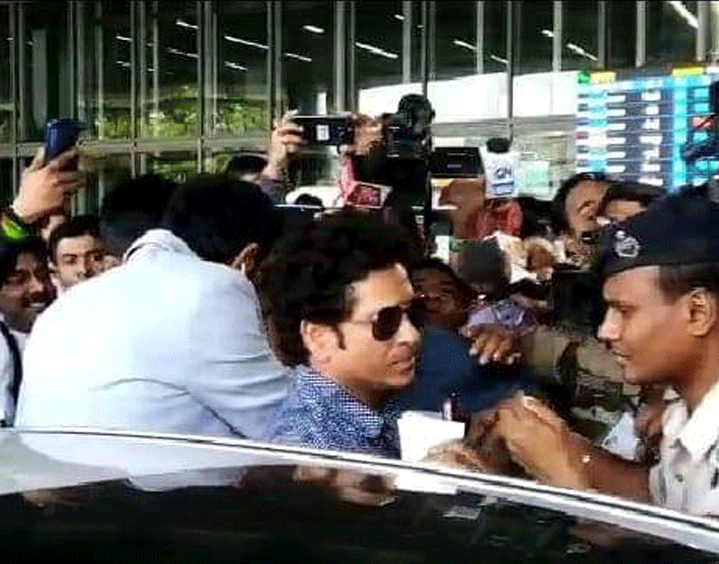 এর আগে কোনও টেস্ট ম্যাচ নিয়ে ক্রিকেটপ্রেমীরা কবে এতটা আগ্রহ দেখিয়েছেন, তা মনে করতে পারছেন না প্রায় কেউই। গোলাপি বলে দিনরাতের এই ঐতিহাসিক টেস্ট নিয়ে ক্রিকেটপ্রেমীদের আগ্রহ চূড়ান্ত পর্যায়ে গিয়েছে। ম্যাচের টিকিট ছাড়ার মাত্র ৪ দিনেই সব টিকিট বিক্রি হয়ে গিয়েছে।