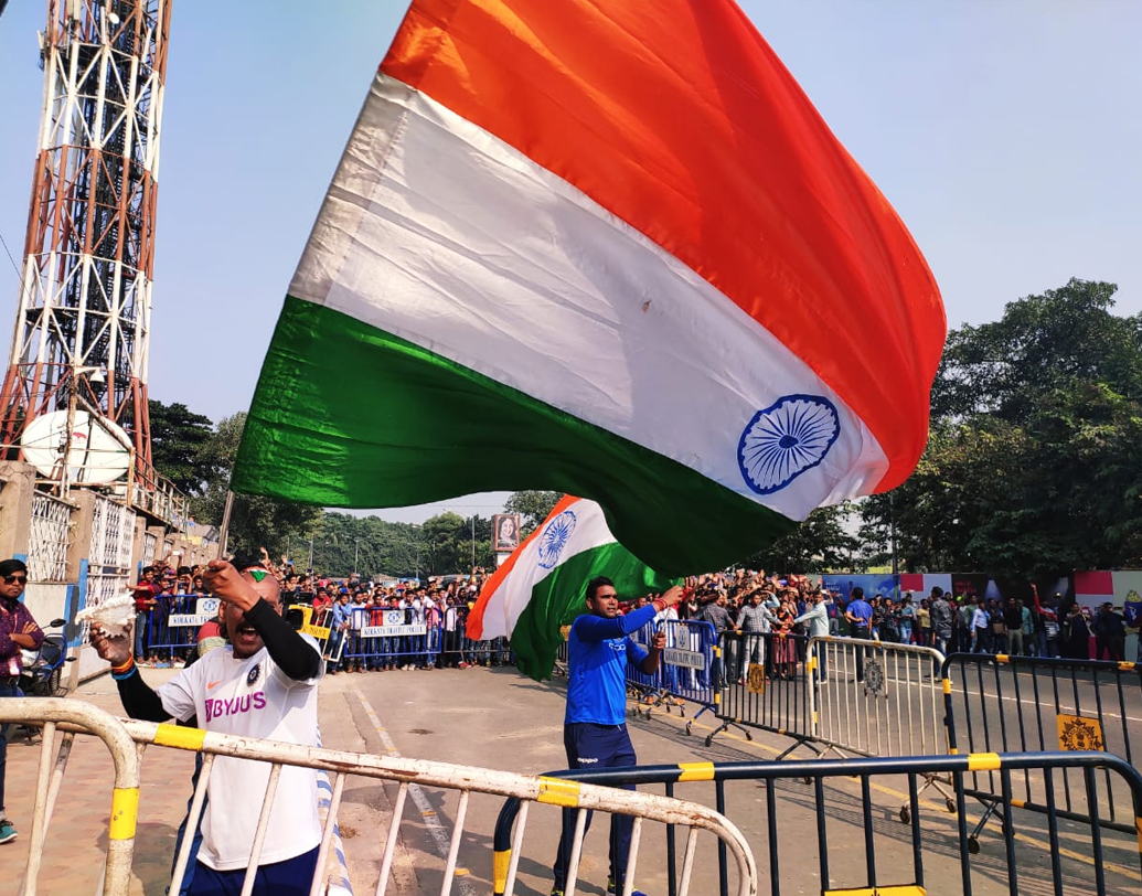 টেস্ট ম্যাচ চলার কথা ৫ দিন ব্যাপী। ৫ দিনই ক্রিকেটপ্রেমীরা এই একই উন্মাদনা নিয়ে গ্যালারিতে হাজির থাকেন কি না, সেটাই দেখার।