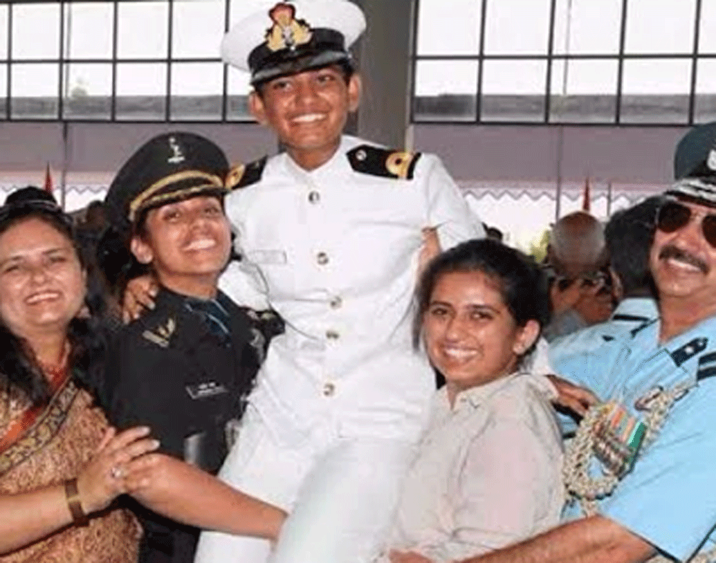 বিহারের মুজফফরপুরে জন্ম শিবাঙ্গির। পুরো নাম শিবাঙ্গি স্বরূপ। ৪ ডিসেম্বর নৌ দিবস। তার ঠিক দু’দিন আগে ভারতের প্রথম মহিলা নেভি পাইলট হিসাবে কাজ শুরু করবেন তিনি।