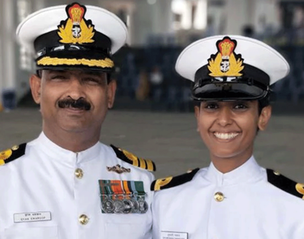 হঠাত্ নেভি পাইলট হিসাবে যোগ কেন? শিবাঙ্গি জানিয়েছেন, এই অনুপ্রেরণা জুগিয়েছেন তাঁর বাবা। তাঁর বাবার নাম জ্ঞান স্বরূপ। তিনিও একজন নৌ অফিসার। এখনও কর্মরত তিনি। বাবা-ই তাঁর নৌবাহিনীতে আসার অনুপ্রেরণা।