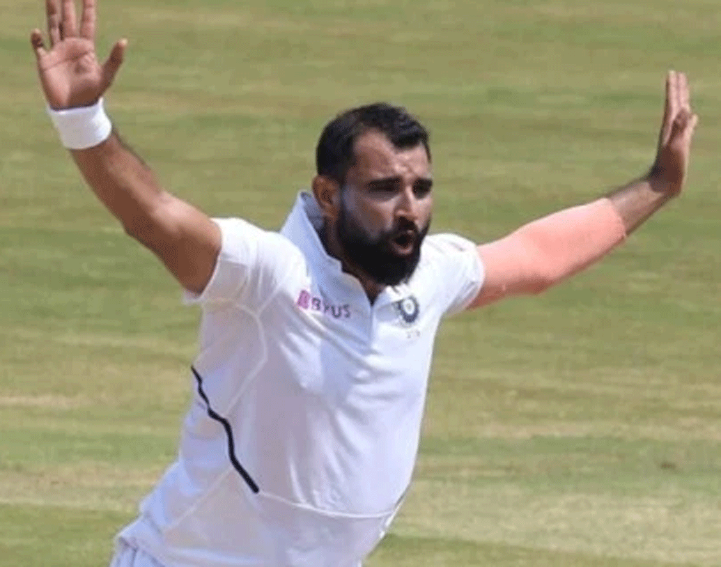 এখনও পর্যন্ত যে পাঁচটি ‘কনকাসন সাব’ হয়েছে, তার চতুর্থ এবং পঞ্চম দু’টিই হয়েছে ভারত বনাম বাংলাদেশের চলতি টেস্ট সিরিজের প্রথম দিনেই। দুটোই ঘটেছে মহম্মদ শামির দুরন্ত গতির বলে।