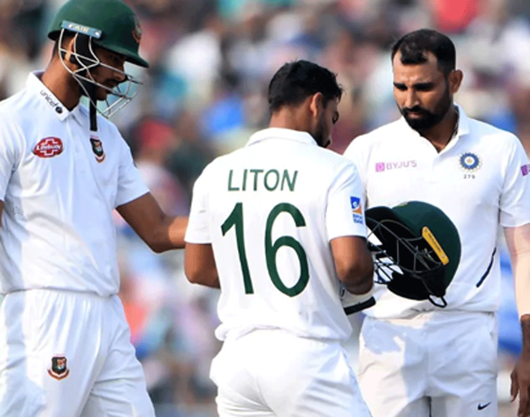 প্রথম শামির বাউন্সারে মাথায় আঘাত পান বাংলাদেশের লিটন দাস। তাঁকে কলকাতার একটি বেসরকারি হাসপাতালে ভর্তি করানো হয়। সিটি স্ক্যানে করোটির কোনও আঘাত ধরা পড়েনি। তবে তাঁর চোট এতটাই যে তাঁকে খেলার অনুমতি দেননি চিকিত্সকরা। তাঁর বদলে ‘কনকাসন সাব’ নামেন মেহদি হাসান মিরাজ।