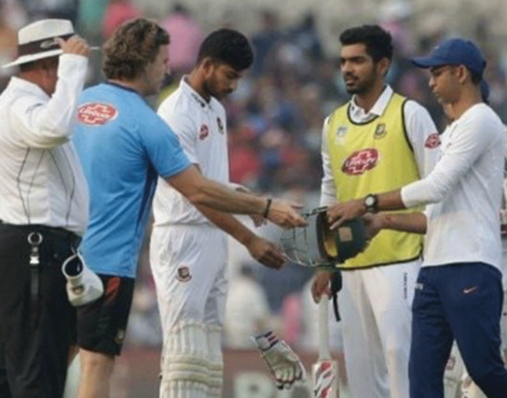 নইমের কানে এসে লাগে শামির বাউন্সার। তাঁর বদলে নামানো হয় তাইজুল ইসলামকে। এর আগে টেস্টের এক ইনিংসে চোটের জন্য দু’জন ‘কনকাসন সাব’ নামার ঘটনা কখনও ঘটেনি।