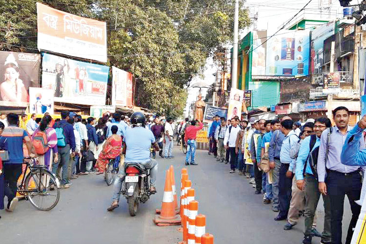 দাবিদাওয়া: চুঁচুড়া শিক্ষকদের মিছিল বৃহস্পতিবার। নিজস্ব চিত্র