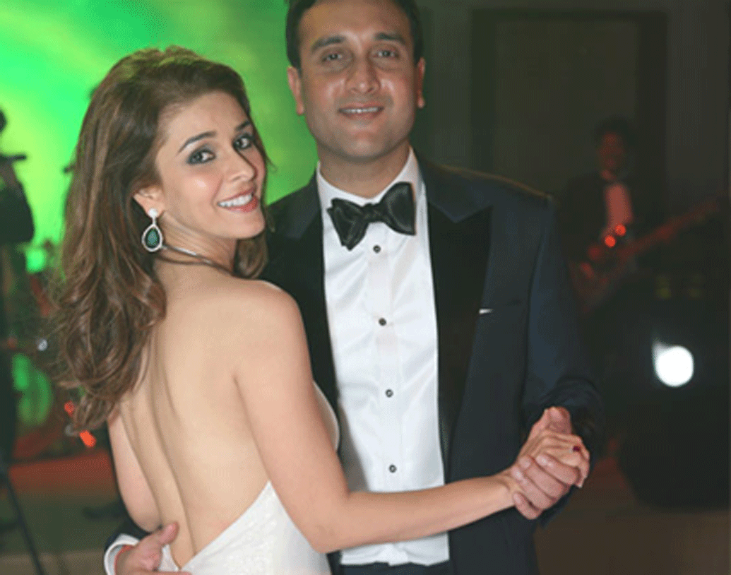 প্রচুর শো, কনসার্টে ডাক পেতে শুরু করেন তিনি। কিন্তু তাঁর জন্য অপেক্ষায় ছিল ভয়ানক সেই দিন। সে দিন একটি স্কুলের চ্যারিটি শো-এ তাঁর পারফর্ম করার কথা ছিল। সকালে ঘুম থেকে উঠেই একটু অন্যরকম লাগছিল তাঁর। নিজের মধ্যে কিছু বদলে গেছে মনে হচ্ছিল।