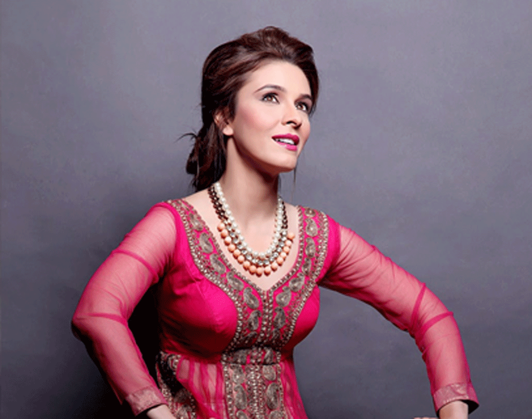 ডাক্তারি ভাষায় এই রোগের নাম বেল’স পলসি। যোগা আর ফিজিওথেরাপির মাধ্যমে সুস্থ হয়ে উঠে ফের তিনি গান নিয়ে ব্যস্ত হয়ে পড়েন। ৩৬ বছর পর্যন্ত জীবন সঙ্গী খুঁজে না পেয়ে বাবা-মাকেই সে দায়িত্ব দিয়েছিলেন— এক সাক্ষাত্কারে এমনটাই জানিয়েছিলেন গায়িকা-নায়িকা।