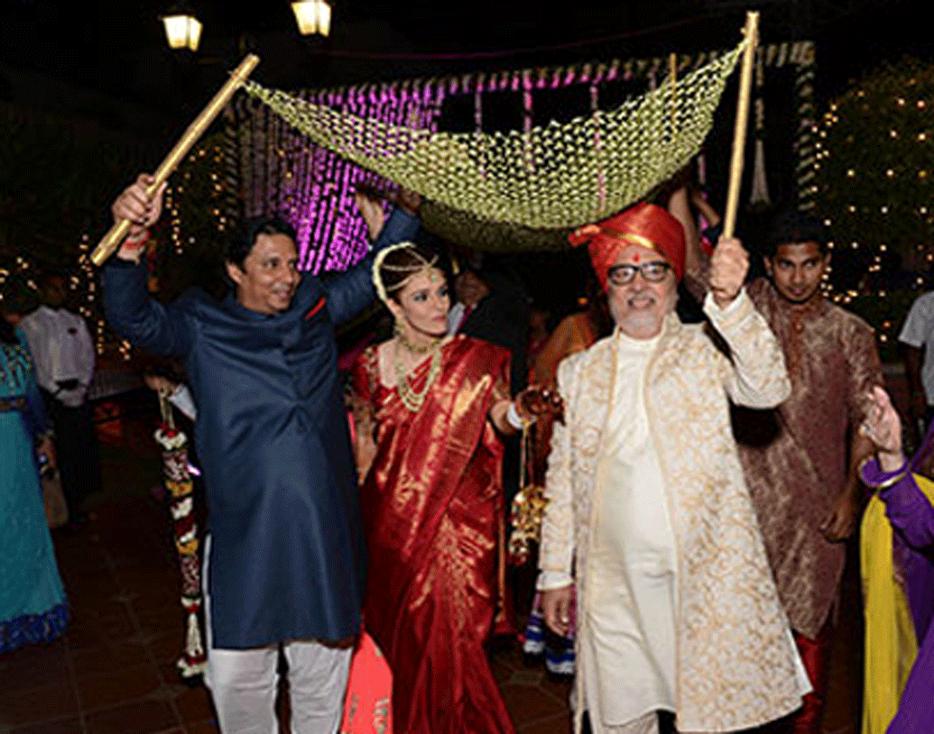 লন্ডনের এক আইনজীবীর সঙ্গে সম্বন্ধ করেন বাবা-মা। রাগেশ্বরীরও বেশ পছন্দ হয় সুধাংশু স্বরূপ নামে ওই আইনজীবীকে। প্রথমে দু’জনের কথা হত স্কাইপি আর ইমেল-এ। কয়েকবার তাঁরা একে অপরের সঙ্গে দেখা করেছেন। ২০১৪ সালে ৩৮ বছর বয়সে বিয়ে করেন তাঁরা।