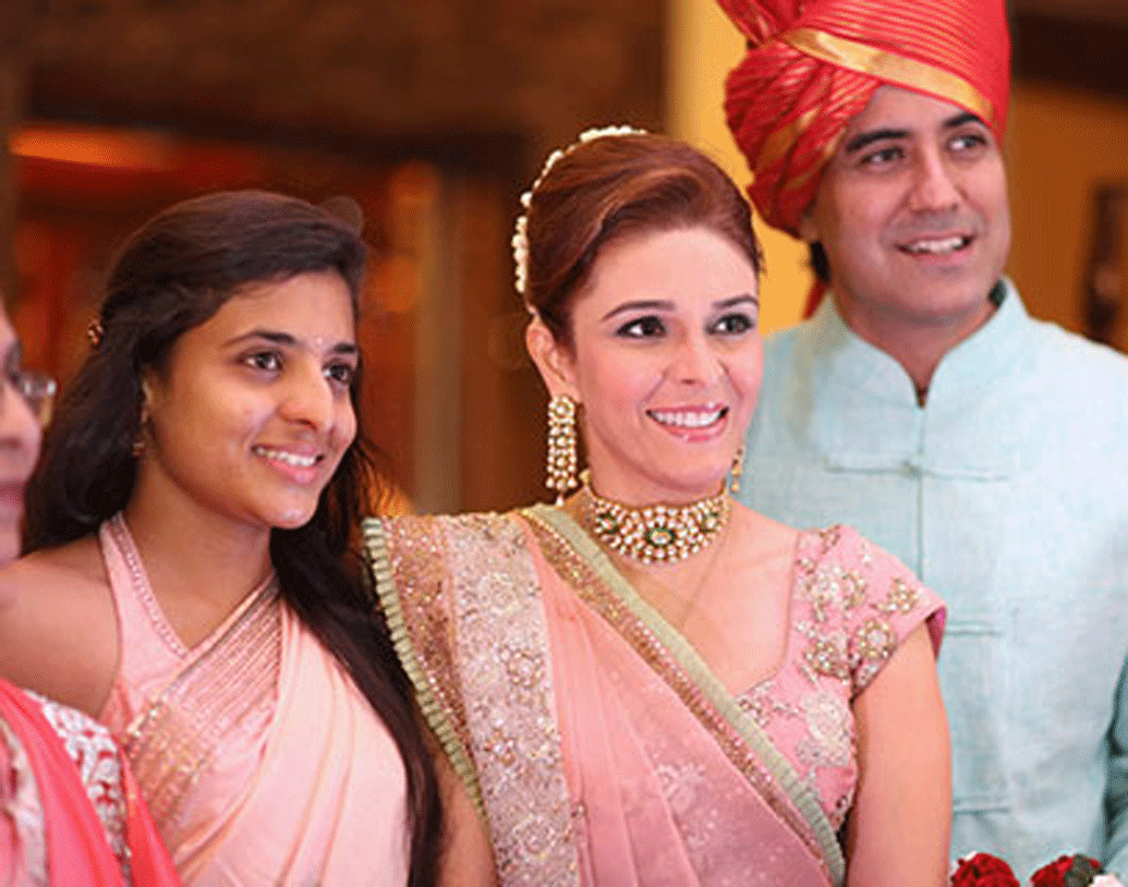 স্বামী, মেয়েকে নিয়ে সুখী পরিবার রাগেশ্বরীর। একহাতে সংসার এবং আর এক হাতে নিজের গানের কেরিয়ার বর্তমানে সুষ্ঠভাবে সামলাচ্ছেন তিনি।