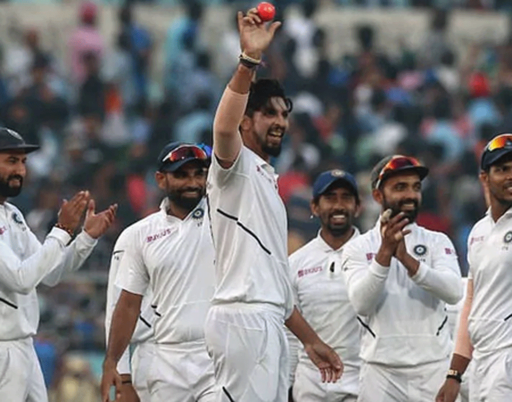 রেকর্ড করেছেন ভারতীয় বোলাররাও। ঘরের মাঠে টেস্টে এই প্রথম বিপক্ষের ১৯টি উইকেট নিলেন ভারতীয় পেসাররা। আগে রেকর্ড ছিল ১৭ উইকেট নেওয়ার। ২০১৭ সালে শ্রীলঙ্কার বিরুদ্ধে ১৭টি উইকেট নেওয়ার রেকর্ড ছিল ভারতীয় পেসারদের।