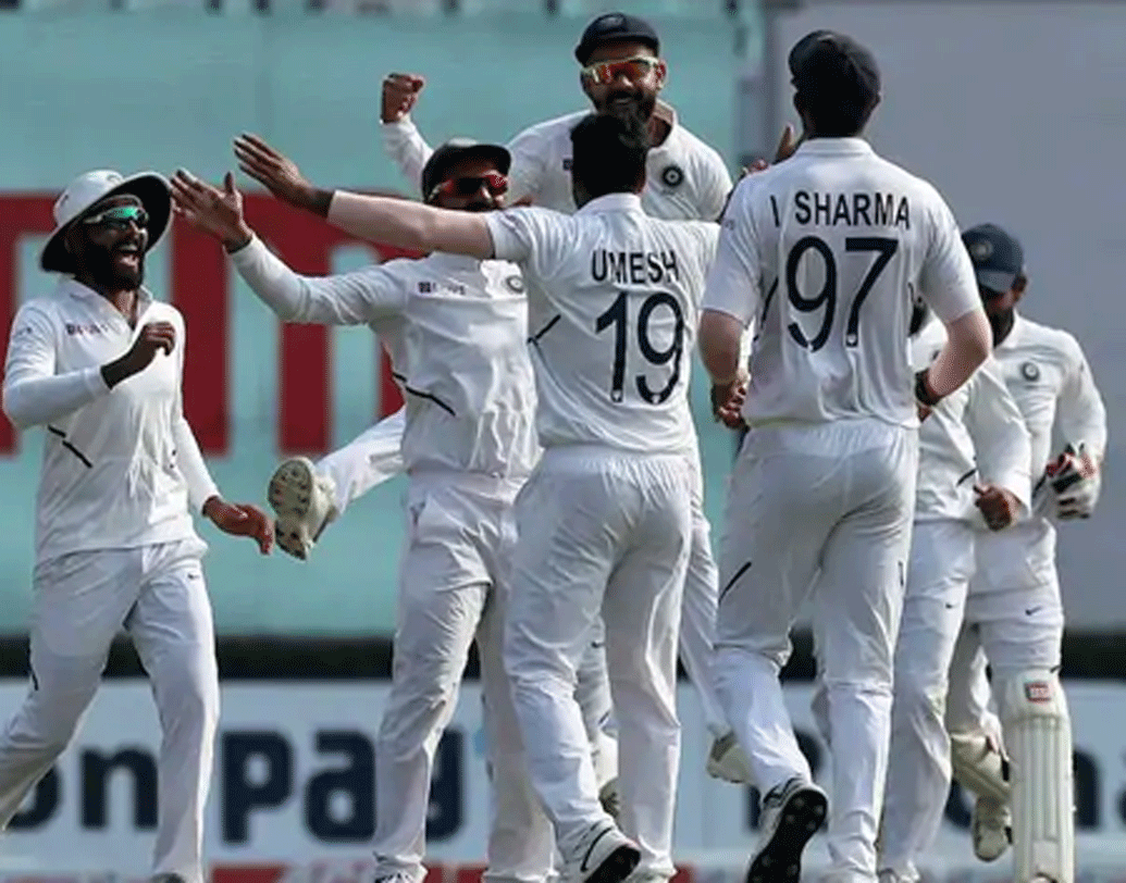 পাশাপাশি প্রথম বার উমেশ, ইশান্ত এবং শামি এই তিন ভারতীয় পেসার এ বছর ২০ বা তার বেশি উইকেট নিলেন কুড়ির কম গড়ে।