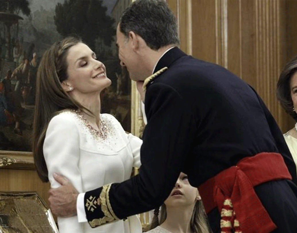 ২০০২ সালে এক বন্ধুর ব্যক্তিগত পার্টিতে যান লাতিজিয়া। সেই পার্টিতে আমন্ত্রিত ছিলেন স্পেনের রাজকুমার ফিলিপও। সেখানেই দু’জনের পরিচয়।