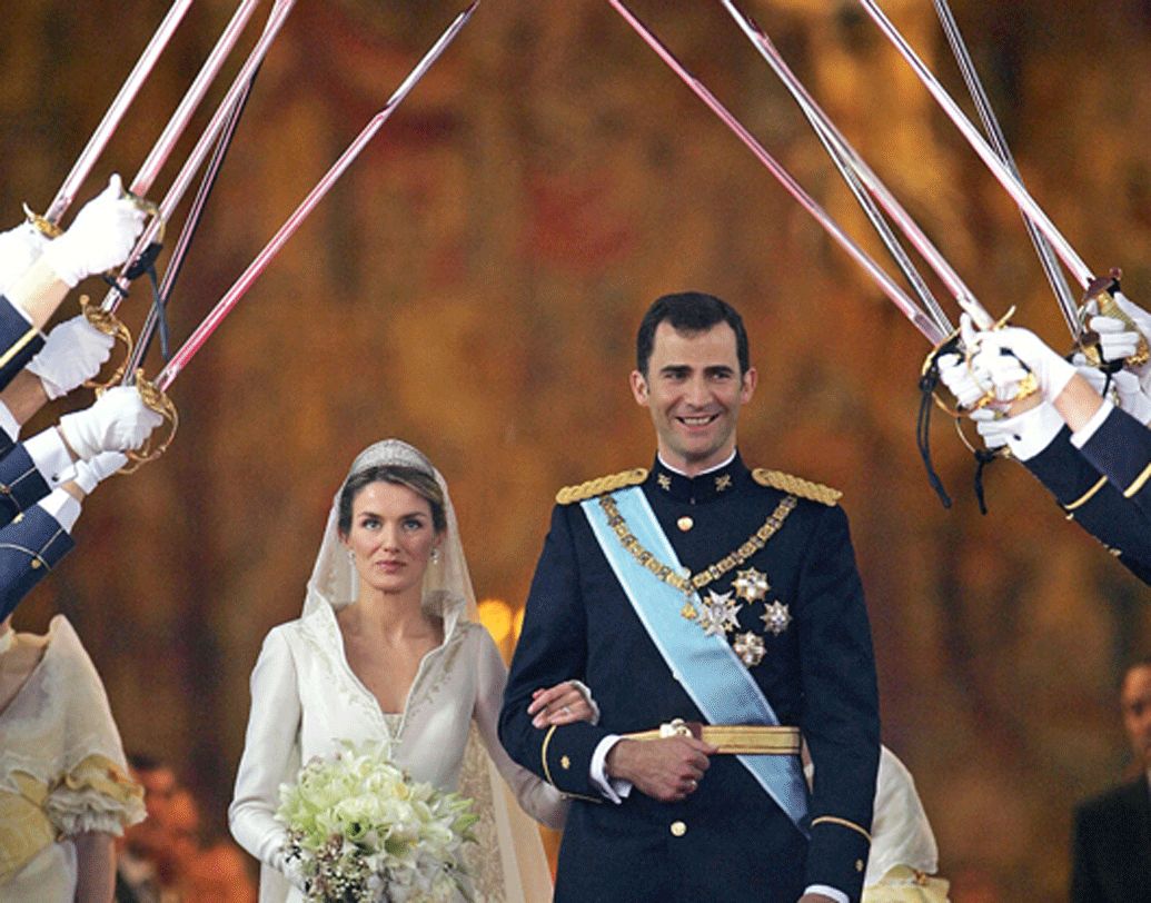 এর পর সাংবাদিকতা ছেড়ে পুরোপুরি রাজ পরিবারের কাজে মন দেন। এতদিন তিনি খবরের পিছনে দৌড়তেন। এ বার তাঁর পিছনে দৌড়তে শুরু করল ক্যামেরা। তিনি যেখানেই যেতেন, সাংবাদিকরাও সেখানে গিয়ে ভিড় করতে শুরু করলেন।