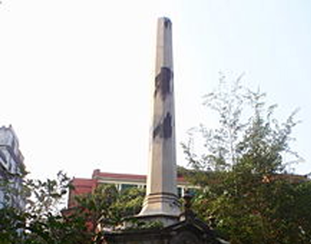 নবাবের বাহিনীর আক্রমণের জেরে ফোর্ট উইলিয়ম ছেড়ে পালালেন ব্রিটিশদের সিংহভাগ। এমনকি, গভর্নর ড্রেক-ও। এরপরই ঘটে বিতর্কিত ‘অন্ধকূপ হত্যা’ বা ‘ব্ল্যাক হোল ডেথ’। যার ইতিহাসের ভিত্তি ইস্ট ইন্ডিয়া কোম্পানির জনৈক কর্মী জন হলওয়েলের বিবরণ। হলওয়েলের দাবি, ফোর্ট উইলিয়ামের ১৮ ফুট X ১৪ ফুট ১০ ইঞ্চির ছোট্ট ঘরে বন্দি করা হয়েছিল ১২৩ জন ইউরোপীয়কে। সে ঘরে ছোট দু’টি জানালা ছাড়া আলো-বাতাস প্রবেশের আর কোনও জায়গা ছিল না।