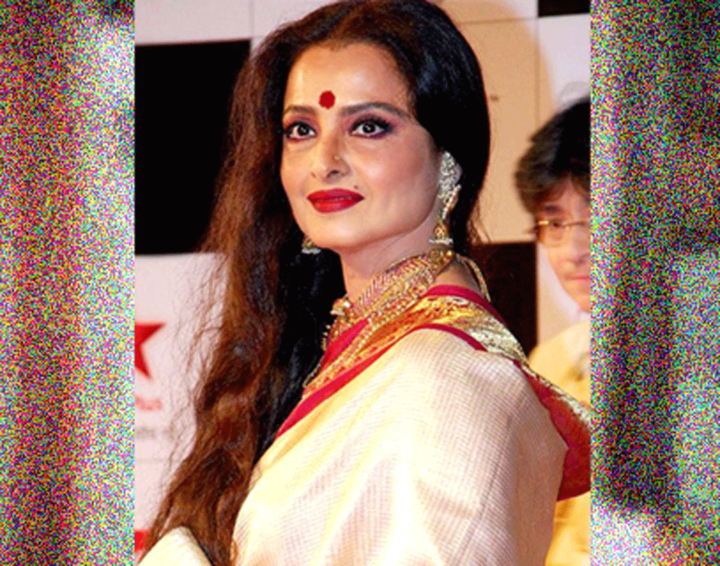 তবে একটা বিষয় কখনও লক্ষ করেছেন? বর্তমানে রেখা সে ভাবে কোনও ফিল্ম করেন না, তাও এত বিলাসবহুল জীবন কী ভাবে যাপন করেন তিনি? নিশ্চয় কখনও না কখনও এ প্রশ্ন মনে এসেছে আপনারও।