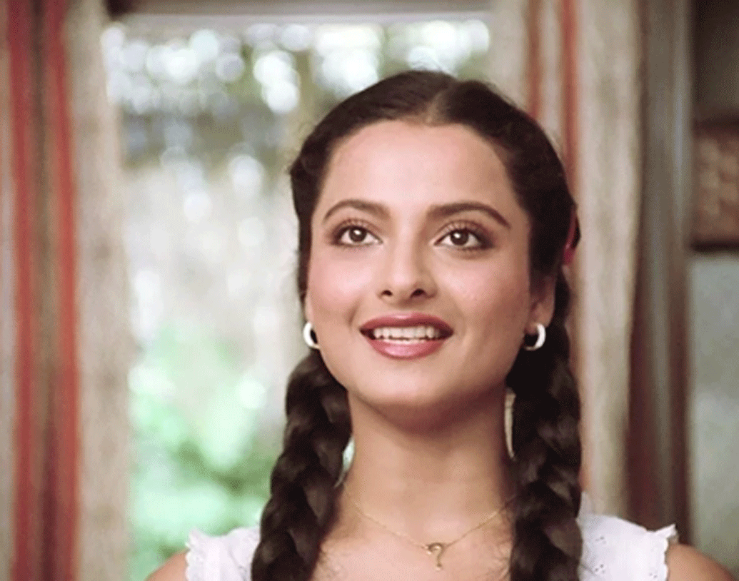 রেখাকে এখন সে ভাবে কোনও ফিল্মে দেখা যায় না। বিজ্ঞাপনেরও তিনি পরিচিত মুখ নন। তা হলে তাঁর উপার্জনের উত্স কী? কোথা থেকে তিনি এত টাকা পান যা দিয়ে তাঁর রাজকীয় সাজগোছ, বিলাসবহুল জীবনযাপনের খরচ সামলাতে পারেন?