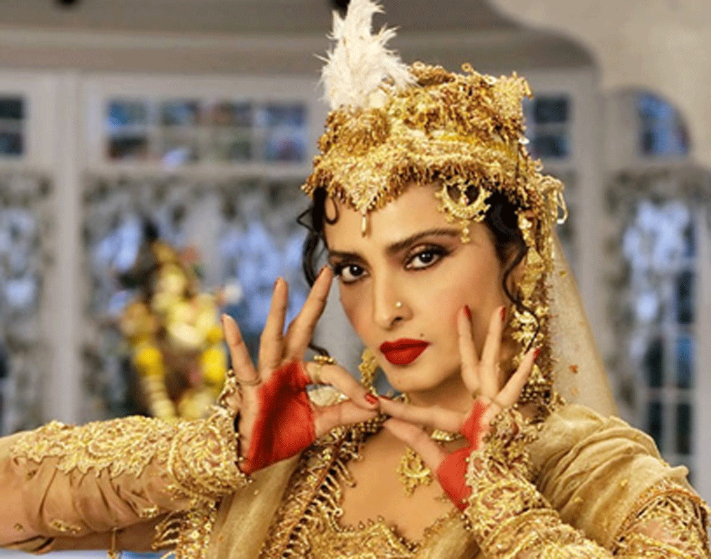 অথচ কোনও ছবি না করার পরও এখনও সেই একই লাইফস্টাইল রয়েছে তাঁর। তার মানে নিশ্চয়ই কিছু নির্দিষ্ট উপার্জনের উত্স রেখার রয়েছে। সেটি কী?