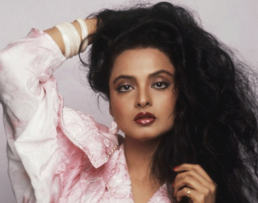 এক বিনোদনমূলক ম্যাগাজিনের রিপোর্ট বলছে, মুম্বইয়ের বান্দ্রাতে রেখার বিলাসবহুল বাংলো রয়েছে। এ ছাড়াও মুম্বইয়ে এবং দক্ষিণ ভারতে একাধিক বাংলো রয়েছে তাঁর।