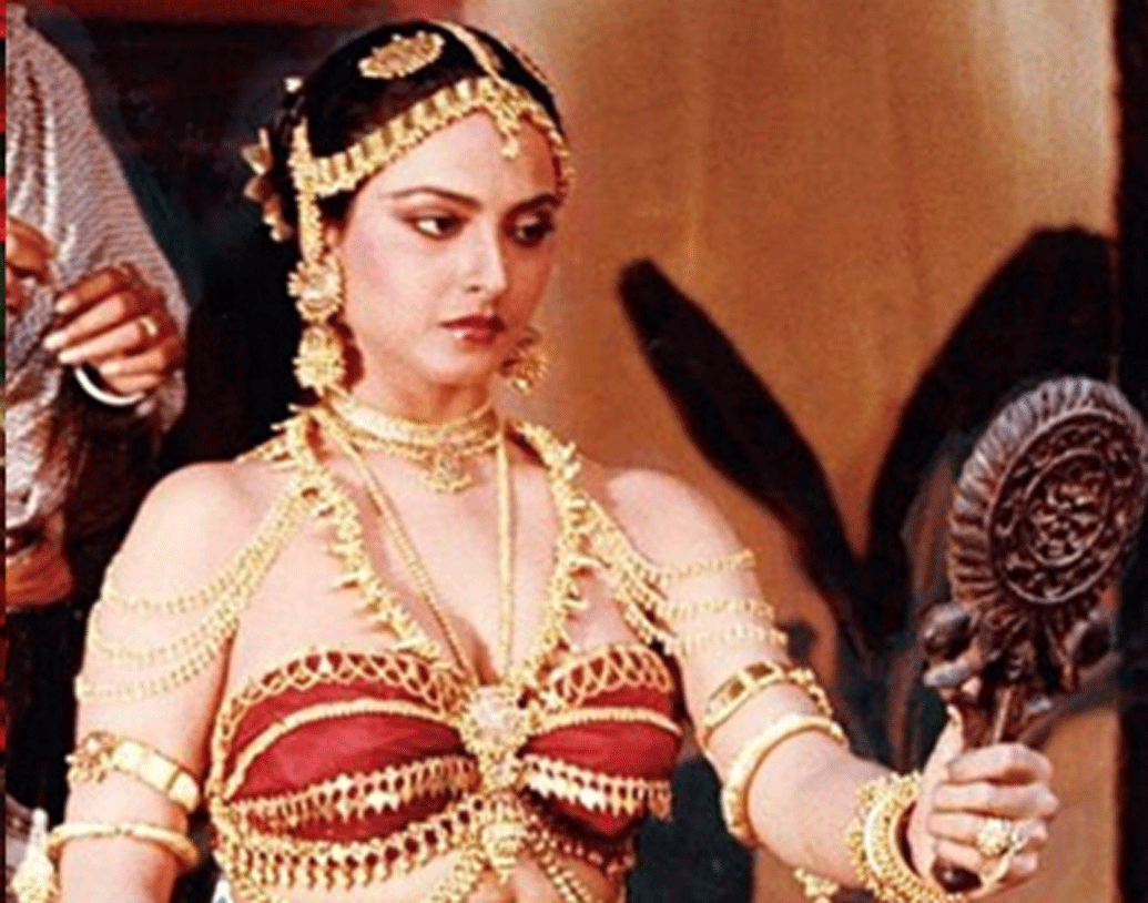 এই বাংলোগুলো সবই ভাড়া দেওয়া। সেখান থেকে প্রতি মাসে একটা বড় অঙ্কের টাকা রেখার ব্যাঙ্ক অ্যাকাউন্টে ঢোকে।