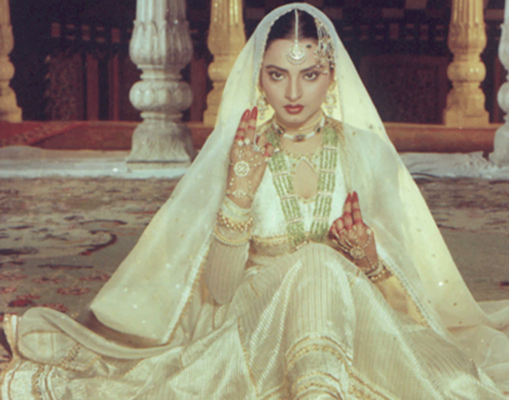 এ ছাড়াও তিনি মাঝে মাঝে যখন কোনও ছবিতে অতিথি শিল্পী হিসাবেও আসেন, তার জন্য মোটা অঙ্কের পারিশ্রমিক নেন।