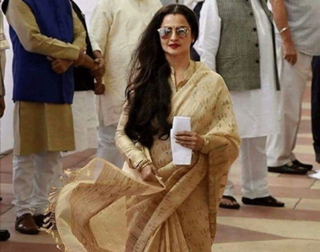 তবে শুধু এটুকুতেই রেখার বিলাসবহুল জীবন অতিবাহন করা মোটেই সম্ভব নয়। রেখা অত্যন্ত বুদ্ধিমতী। তিনি জানেন কী ভাবে কতটা খরচ করা উচিত। আয়ের সঙ্গে সামঞ্জস্য রেখেই তাই তিনি ব্যয় করে থাকেন।