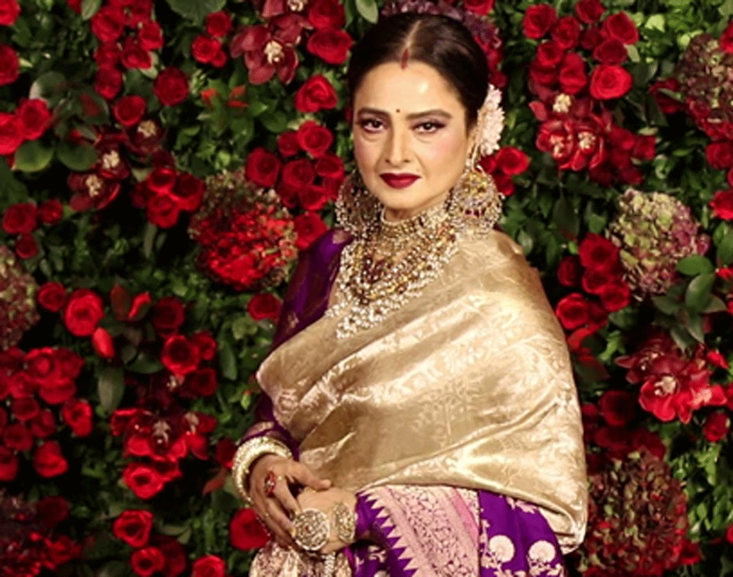 এ ছাড়া তাঁকে সব সময়ই যে অতি জাঁকজমকপূর্ণ শাড়িতে দেখা যায়, তার বেশিরভাগই উপহার পাওয়া এবং তাঁর নিজের পুরনো সংগ্রহ।