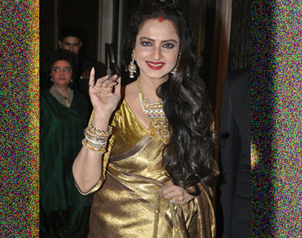 ফলে ডিজাইনারের পিছনে অহেতুক অনেক টাকা তাঁকে খরচ করতে হয় না। তাঁর একজনই সেক্রেটারি, ফারজানা। রেখার সব সময়ের সঙ্গী এই ফারজানাই।