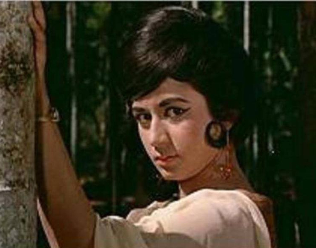 সংসারের হাল ধরতে সিনেমায় অভিনয় শুরু নন্দার। শিশুশিল্পী নন্দার প্রথম ছবি ‘মন্দির’ মুক্তি পায় ১৯৪৮-এ। ১৯৪৮ থেকে ১৯৫৬ অবধি ‘বেবি নন্দা’র বেশ কিছু ছবি মুক্তি পায়।