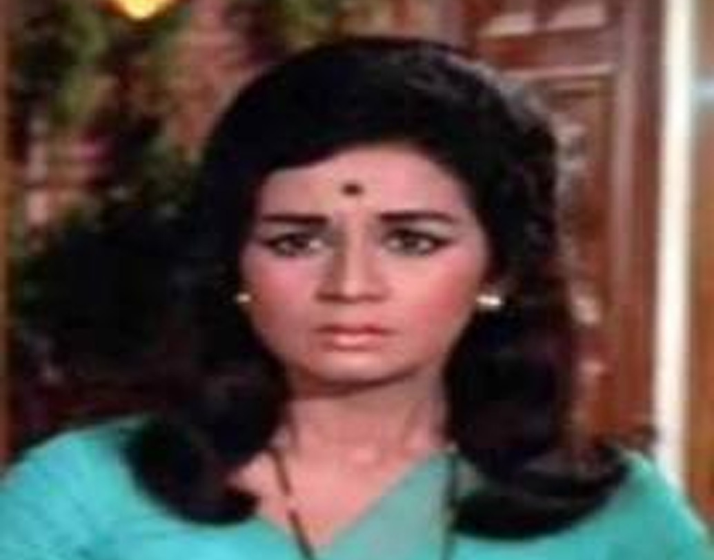 অভিনয়ের জন্য নন্দার স্কুলজীবন মুখ থুবড়ে পড়ে। বাড়িতে নামী শিক্ষকরা আসতেন নন্দাকে পড়াতে। তিনি বেশিদিন স্কুলে যেতে না পারলেও তাঁর উপার্জনে ছয় ভাইবোনের পড়াশোনা চলেছিল।