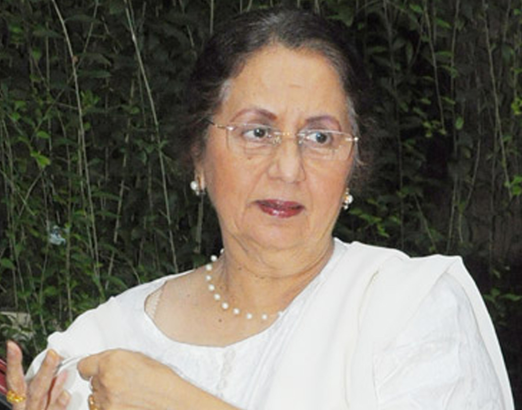 এরপর আর বিয়ে করেননি নন্দা। জড়িয়ে পড়েননি কোনও সম্পর্কেও। মুম্বইয়ের ভারসোবায় নিজের ফ্ল্যাটে প্রয়াত হন ২০১৪ সালের ২৫ মার্চ। অভিনয়ে প্রতিদ্বন্দ্বিতা থাকলেও ওয়াহিদা রহমান, সায়রা বানু, আশা পারেখ, হেলেন, সাধনা, নার্গিস, মালা সিংহের সঙ্গে তাঁর বন্ধুত্ব ছিল অমলিন।  (ছবি:সোশ্যাল মিডিয়া)