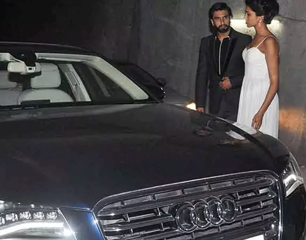 দীপিকা পাডুকোন: বলিউডে প্রিয়ঙ্কার পরই দীপিকার নাম উচ্চারিত হয়ে থাকে। দীপিকার একটি দামি সেডান রয়েছে। তিনি মার্সিডিজ এস৫০০ ব্যবহার করেন। যার আনুমানিক মূল্য ১ কোটি ৬৭ লাখ টাকা।