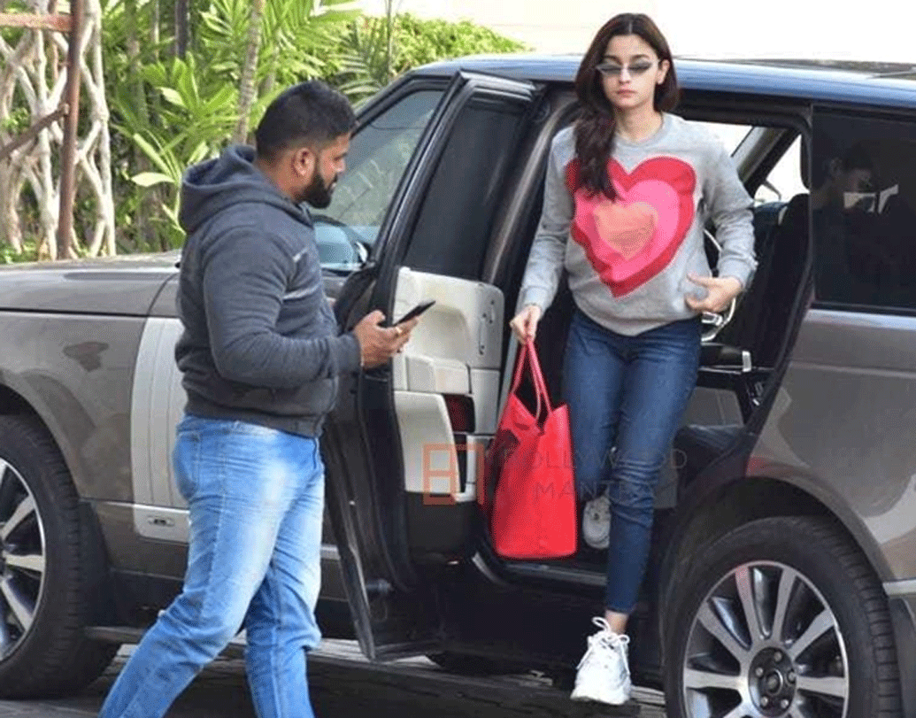 আলিয়া ভট্ট: আলিয়ার গাড়ির সখ রয়েছে। গ্যারাজে একাধিক গাড়ি রয়েছে তাঁর। তবে ছবিতে যে গাড়িটা দেখা যাচ্ছে, এটাই আলিয়ার সংগ্রহের সবচেয়ে দামি গাড়ি। এটা রেঞ্জ রোভার ভোগ। দাম ১ কোটি ৭৪ লাখ টাকা।