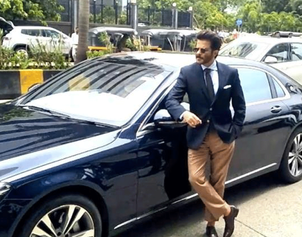 সোনম কপূর: সোনম কপূরকে বেশির ভাগ সময়ে এই গাড়িটা চড়তে দেখা যায়। এটা মার্সিডিজ বেঞ্জ এস ৪০০। অনিল কপূর মেয়ে সোনমকে এ গাড়িটা উপহার দিয়েছিলেন। এর দাম ১ কোটি ২৮ লাখ টাকা।